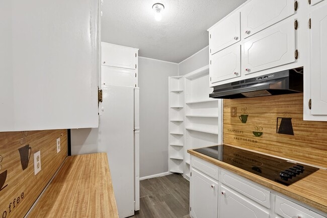 Building Photo - 1401 E 18th St