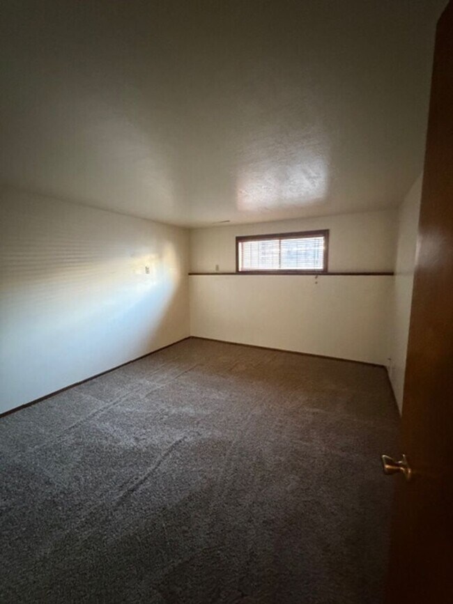 Building Photo - Clean and Comfortable 3 Bedroom, 2 Bathroom Townhouse