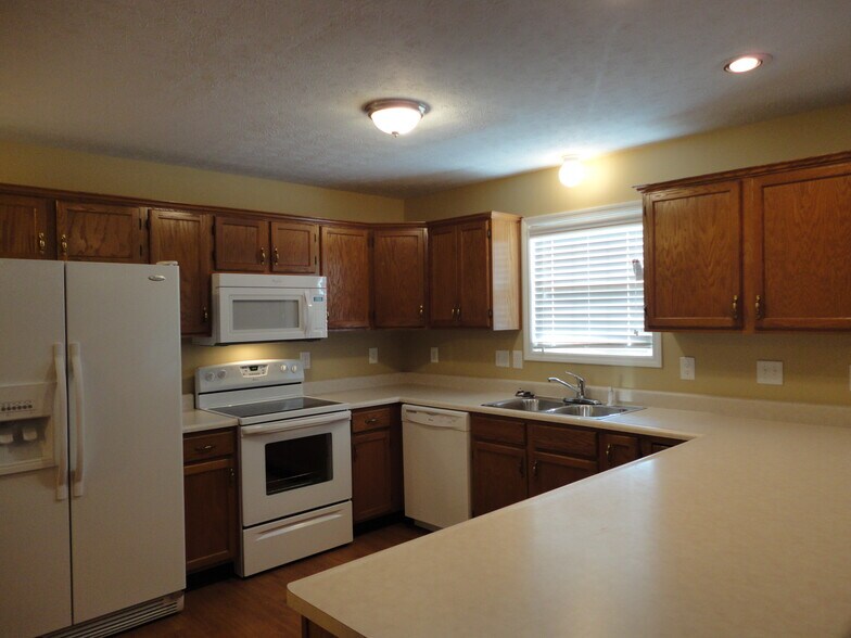 Building Photo - 912 N Garver Rd