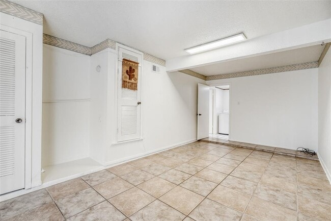 Building Photo - 6601 Skycrest Dr