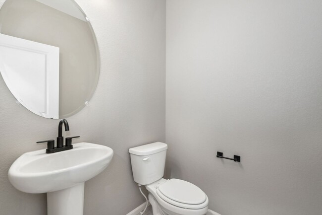 Building Photo - Spacious 4BD Bennet Floorplan with Full Ba...