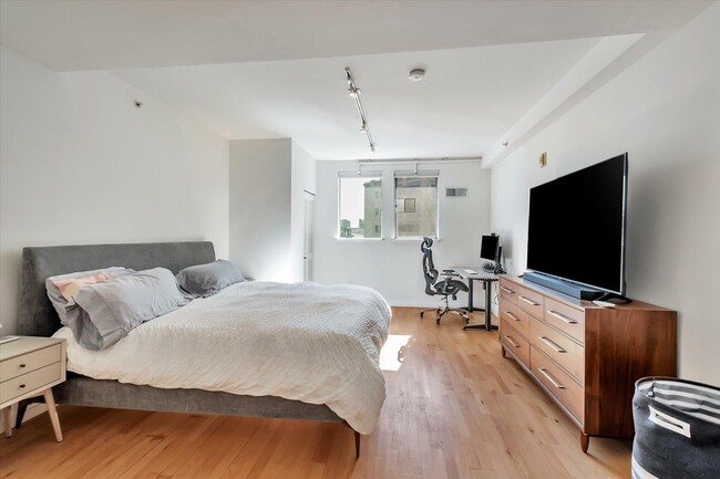 Building Photo - 69 Clementina St