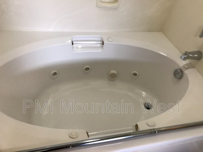 Building Photo - 1039 950 N