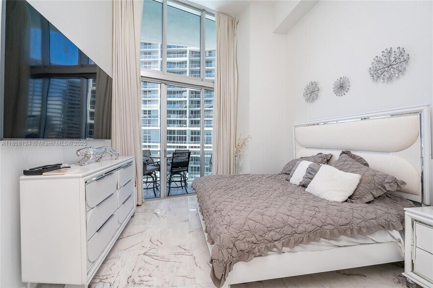 Building Photo - 475 Brickell Ave