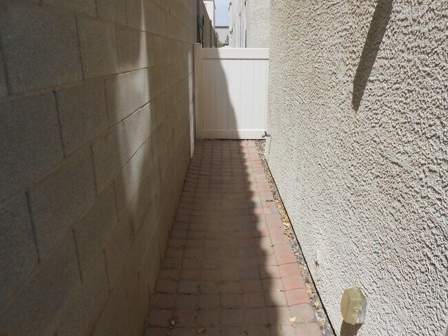 Building Photo - Spacious 2 Bedroom Home near Cactus and Ma...