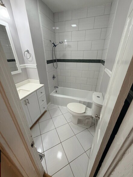 Building Photo - 748 E 28th St