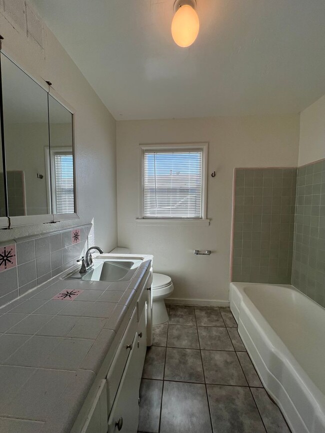 Building Photo - 3 Bedroom 1 bathroom House located near a ...