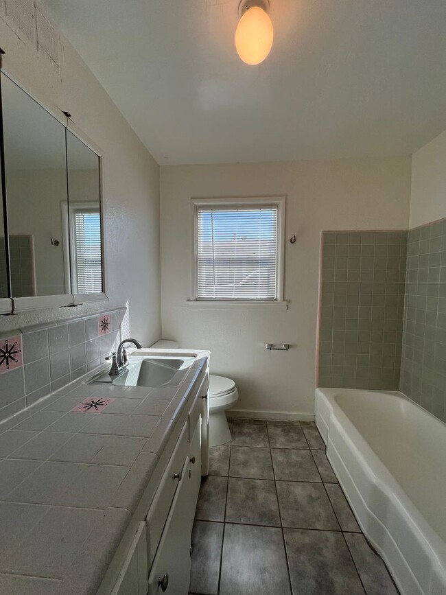 Building Photo - 3 Bedroom 1 bathroom House located near a Schools, Community Park and Public Swimming Pool.