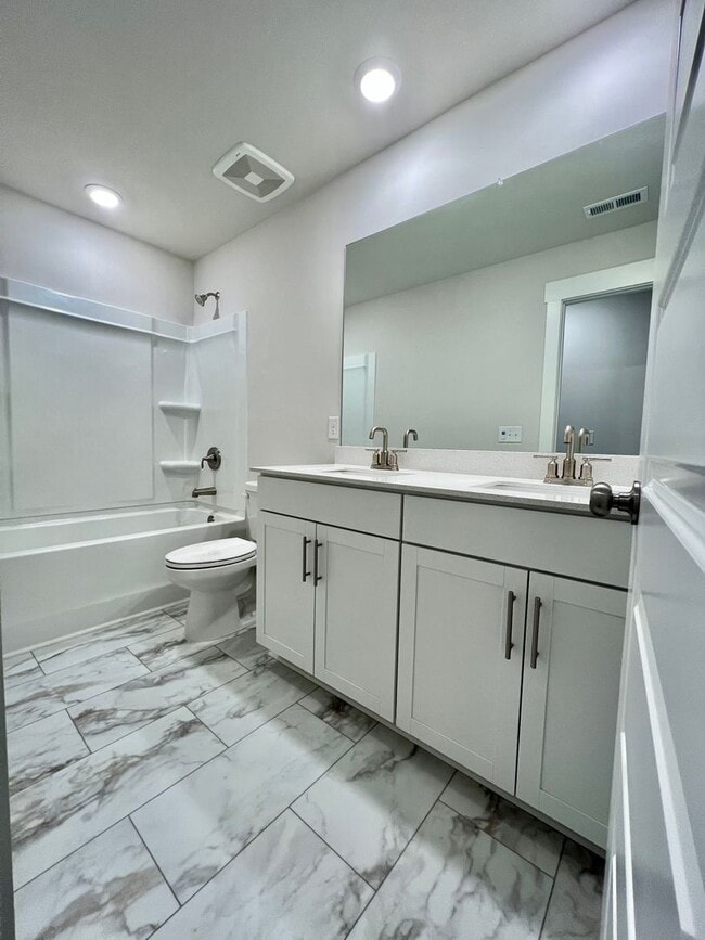 Building Photo - 5 Bed, 3.5 Bath Home w/ 2 Car Garage in Harvest Point