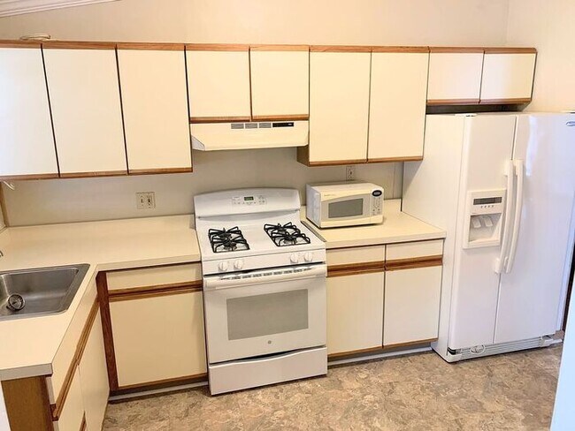 Building Photo - 3 Bedroom Semi-Detached house