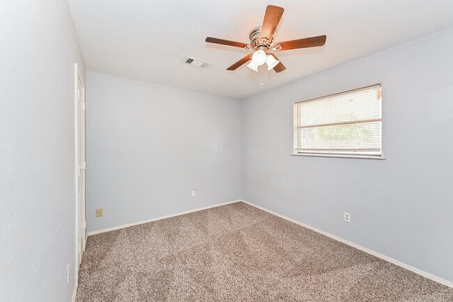Building Photo - 7126 Kings Dr