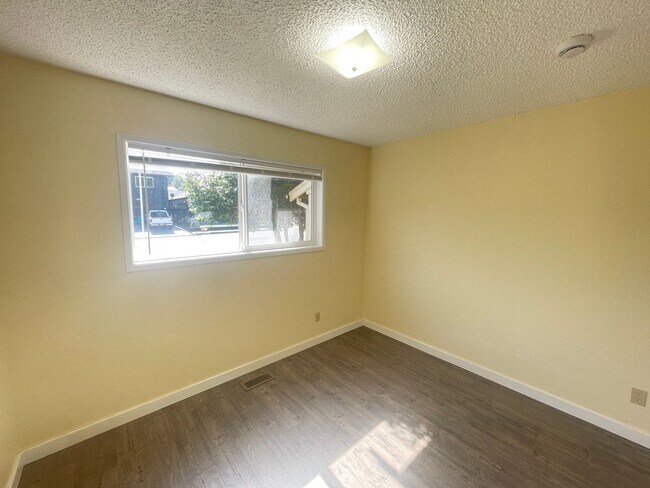 Building Photo - 4590 Excelsior Rd