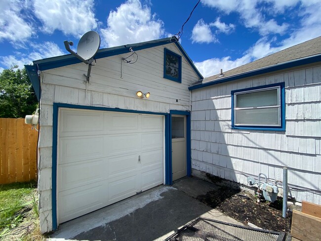 Building Photo - Newly Remodeled 2 Bedroom 1 Bath House - L...