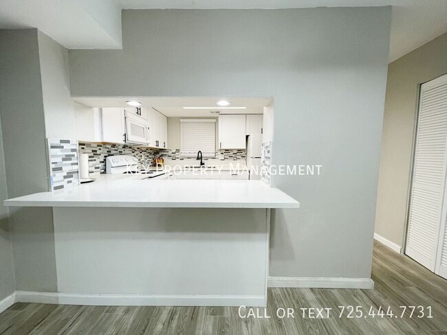 Building Photo - MODERN 2 BED, 1.5 BATH TOWNHOME LOCATED IN...