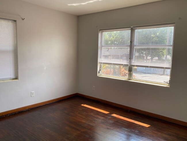Building Photo - Inviting 2-Bedroom Home in Central Lakelan...