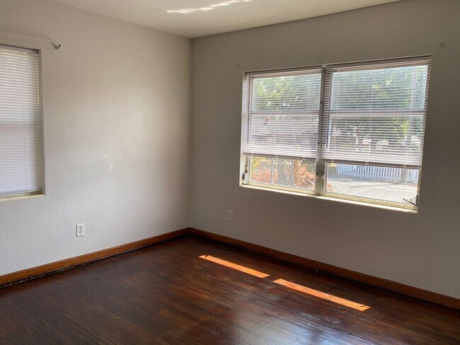 Building Photo - Inviting 2-Bedroom Home in Central Lakeland – Now Available!