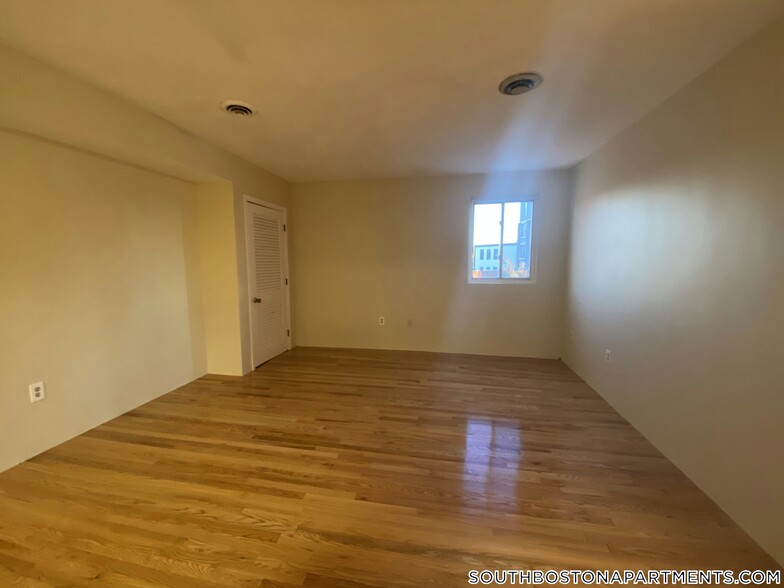 Building Photo - 385 Dorchester St