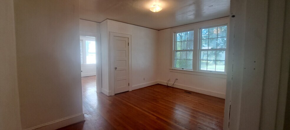 center bedroom - 315 Bosley Ave