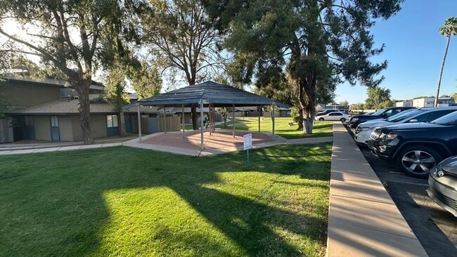 Building Photo - Central Chandler 2br Condo