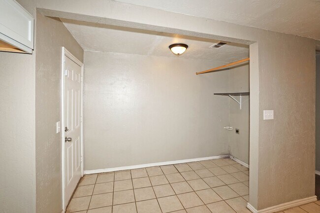 Building Photo - 3905 S Tyler St