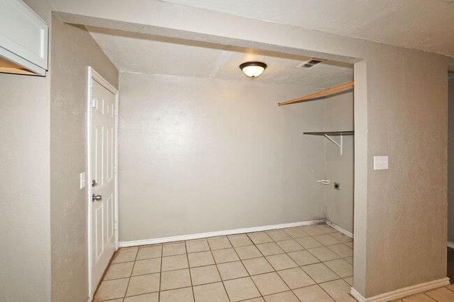 Building Photo - Great 3/2 in Southlawn