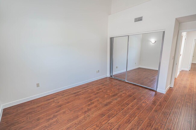 Building Photo - Spacious 3-Bedroom Condo with Underground ...
