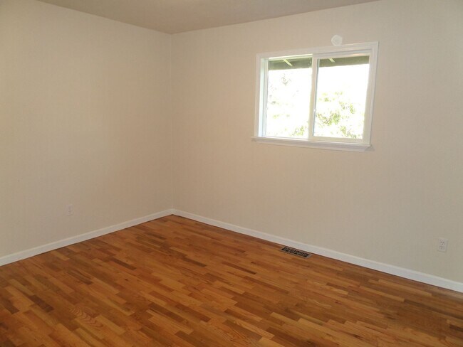 Building Photo - Super Cute & Updated 3 Bedroom House FOR R...