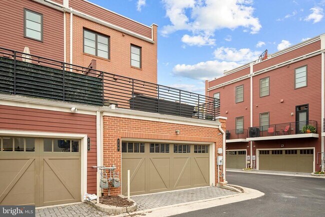 Building Photo - 710 E Howell Ave