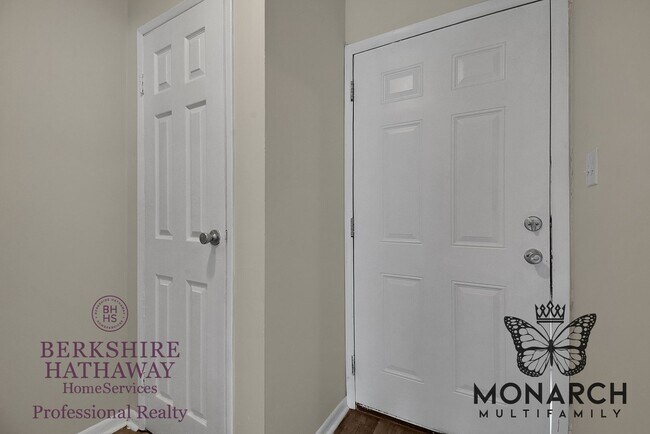 Building Photo - 2 Bedroom Townhouse Apartment- HUGE WALK IN CLOSET