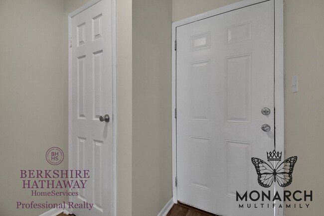 Building Photo - 2 Bedroom Townhouse w/Basement Apartment
