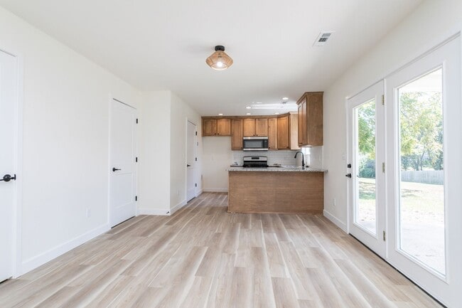 Building Photo - Newly Remodeled Picturesque Home in North ...