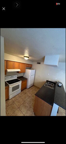 Building Photo - 1211 W 20th Pl