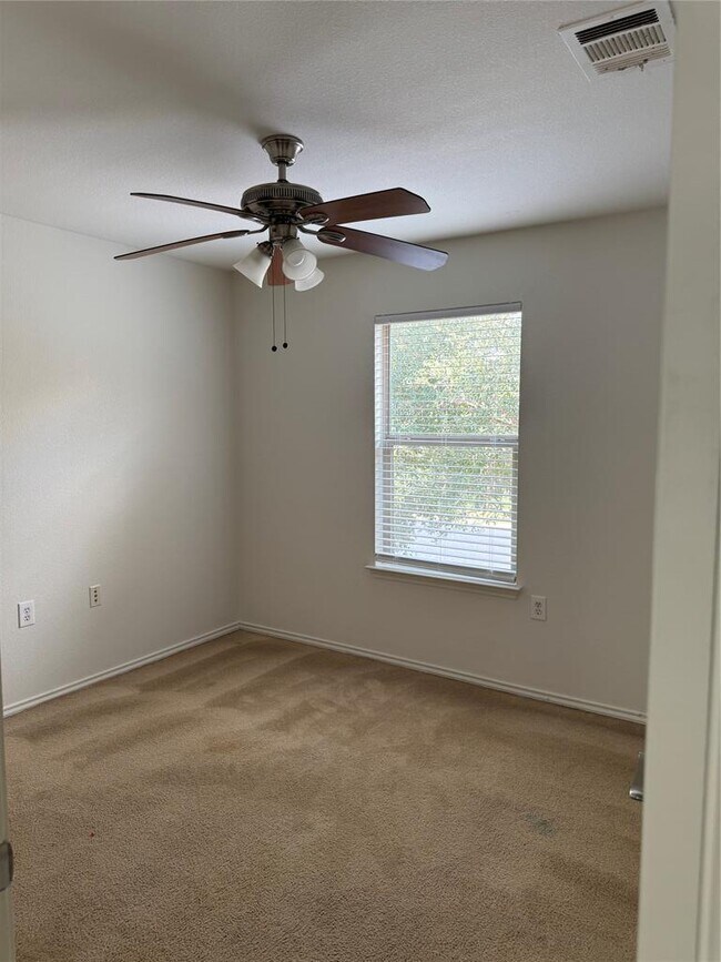 Building Photo - 5609 Viewpoint Dr