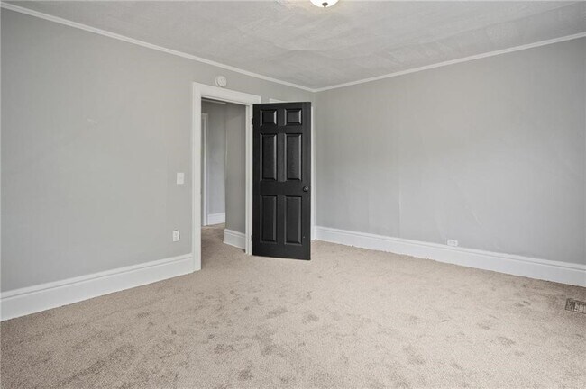 Building Photo - 117 Kenwood Ave