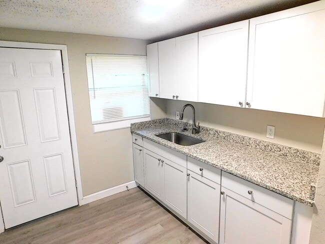Building Photo - **ROOM** with SHARED KITCHEN and BATH in a newly remodeled House