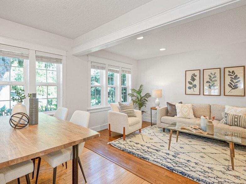 Building Photo - 2638 SW Custer St