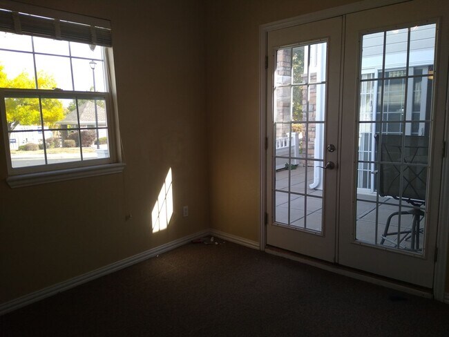 Building Photo - HUGE 3 Bedroom 3 Bath Home in Gated Community