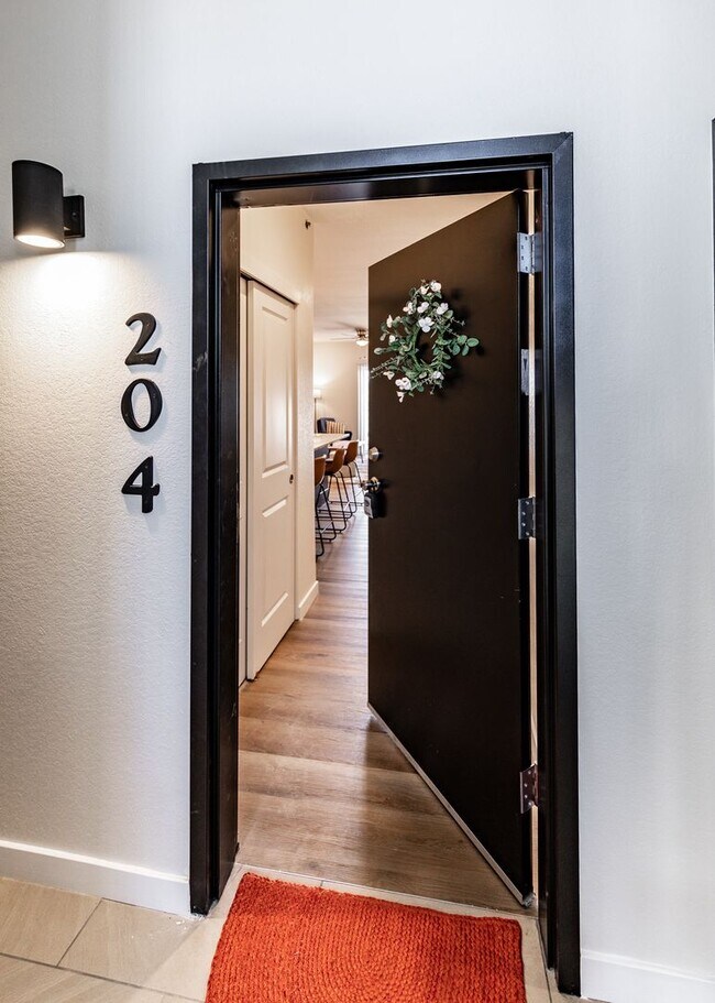 Building Photo - 2 Bedroom 2 Bath Luxury Apartment near Garden of the Gods and Ute Valley