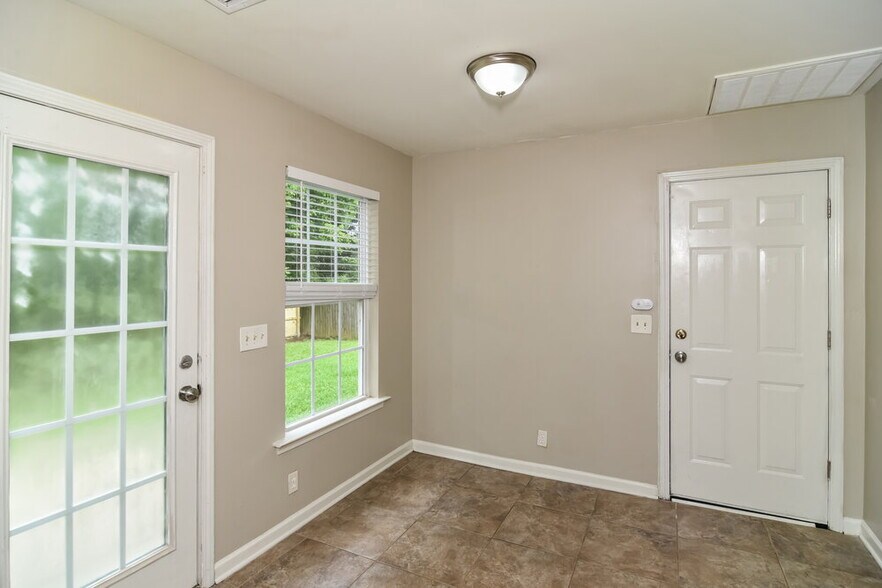 Building Photo - 145 Lyndhurst Dr