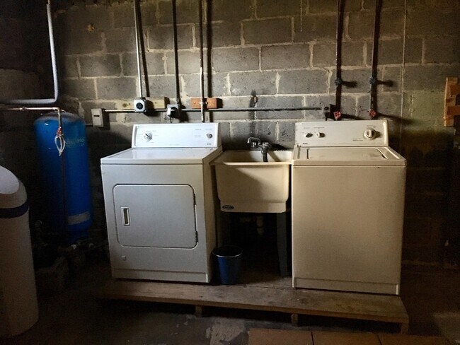 Building Photo - 3 bedroom / 1.5 bath w/Central Air, Basement and Detached 2 Car Garage