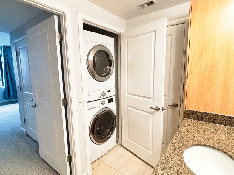 Building Photo - 1021 N Garfield St