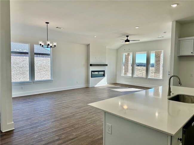 Building Photo - 2421 Longfellow Dr