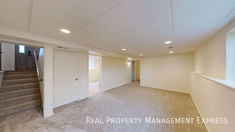 Building Photo - Stunning 4-Bedroom 2-Bathroom Home with Fully Fenced Yard