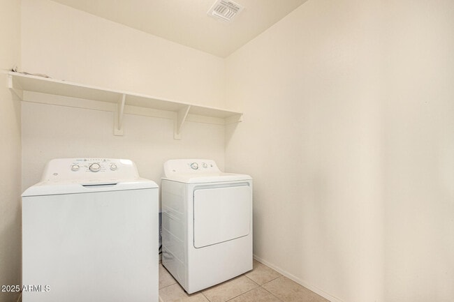 Building Photo - 6240 W Evergreen Rd