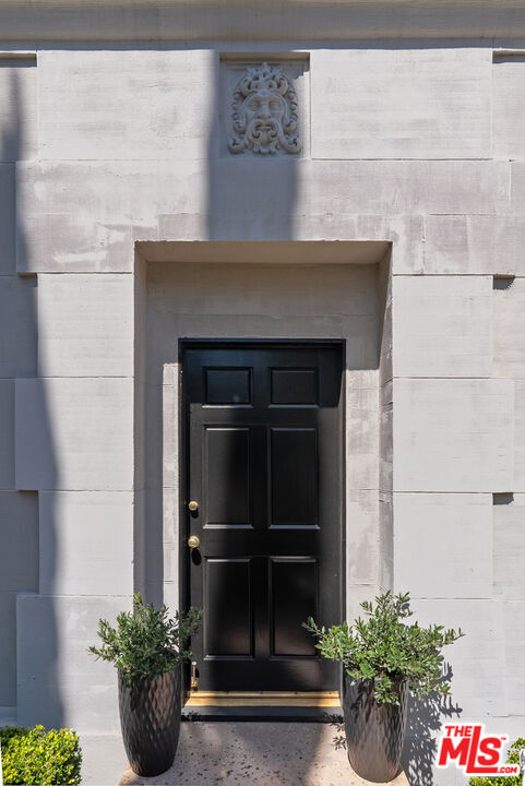 Building Photo - 308 N Sycamore Ave