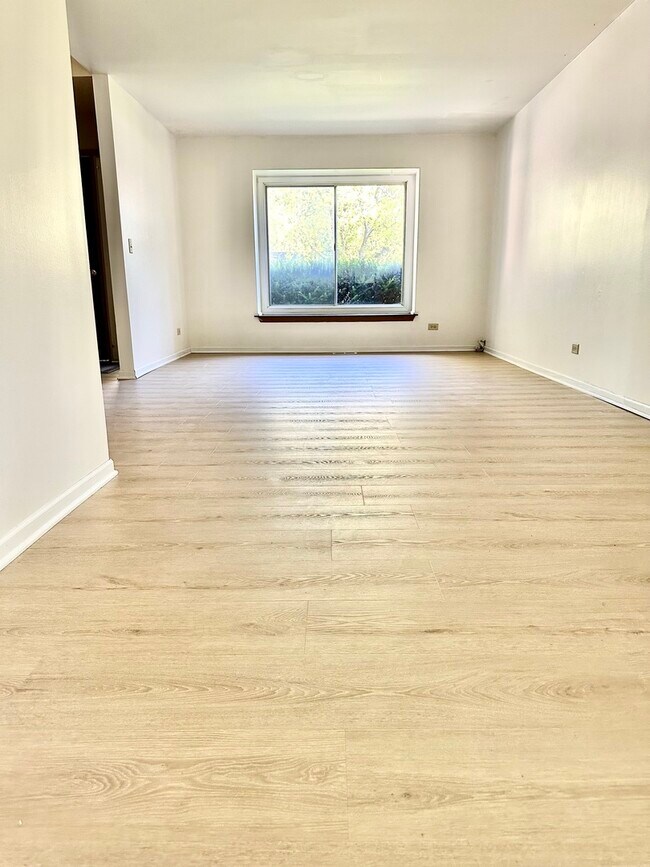 Building Photo - 2303 Woodview Ln