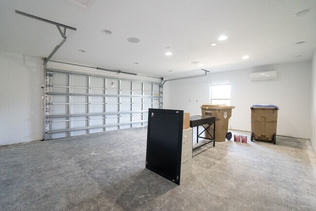 Building Photo - 3/2.5 Beautiful Model Townhome with Screened Courtyard & 2 Car Garage