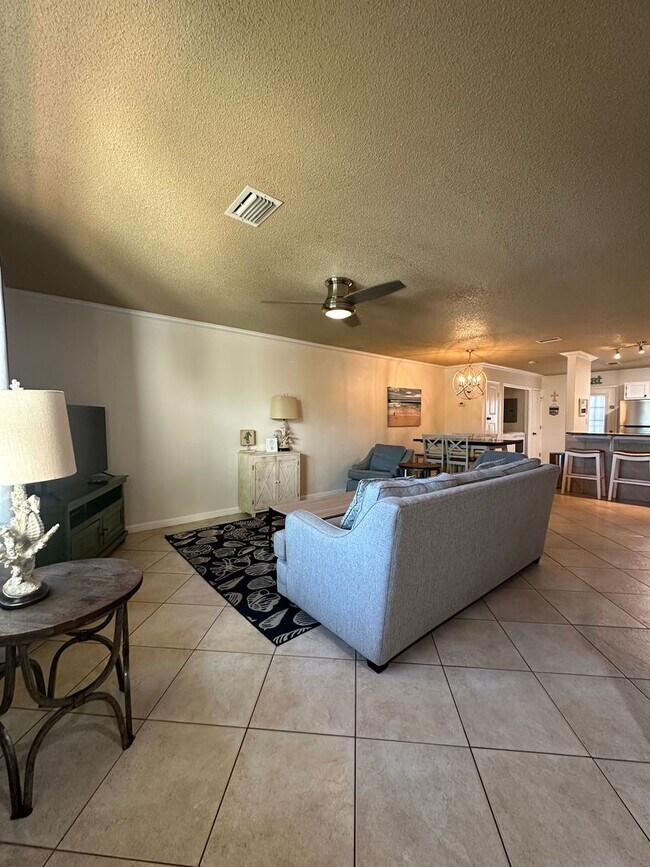 Building Photo - Furnished Townhome within walking distance...