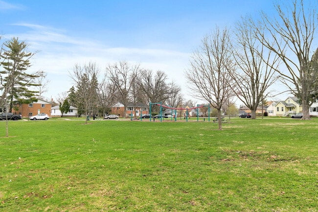 Building Photo - 811 Ellwood Ave