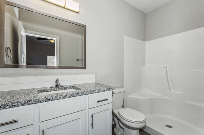 Building Photo - Gorgeous Town Home with Garage & Fenced Ya...